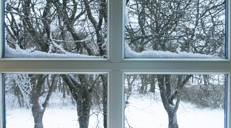 kondens på vinduer om morgenen vinter